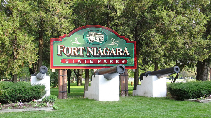 A sign welcomes visitors to Fort Niagara State Park. 